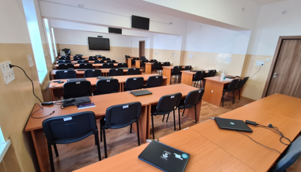 С дарение от ЦЕРБ ТРАФО ЕООД бяха оборудвани със столове няколко учебни зали в Стопанския факултет