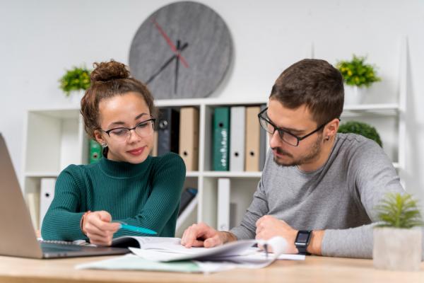 medium-shot-students-with-glasses-library