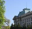 Двуметрова книга в двора на Софийския университет провокира дебат за учебното съдържание по литература
