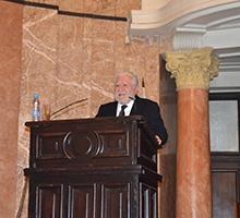 Луис Басат беше удостоен с Почетния знак на Софийския университет  със синя лента