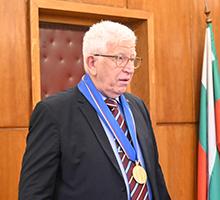 Проф. д-р Недю Попиванов бе удостоен с Почетен знак „Св. Климент Охридски“ със синя лента Проф. д-р Недю Попиванов бе удостоен с Почетен знак „Св. Климент Охридски“ със синя лента