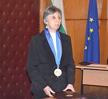 Проф. дфн Петя Янева бе удостоена с Почетния знак със синя лента на Софийския университет