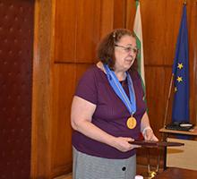 Проф. дн Александра Соскова бе удостоена с Почетния знак „Св. Климент Охридски“ със синя лента