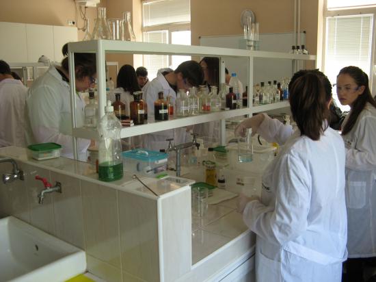 Химична лаборатория за ученици в Деня на отворените врати във ФХФ, 4 май 2017