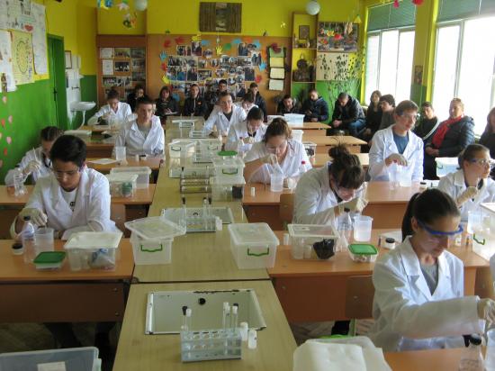 Сбирка на Преносимата лаборатория по химия за ученици, спонсорирана от Приста Ойл, в ПГ по земеделие "Стефан Цанов" - Кнежа, 18 април 2017